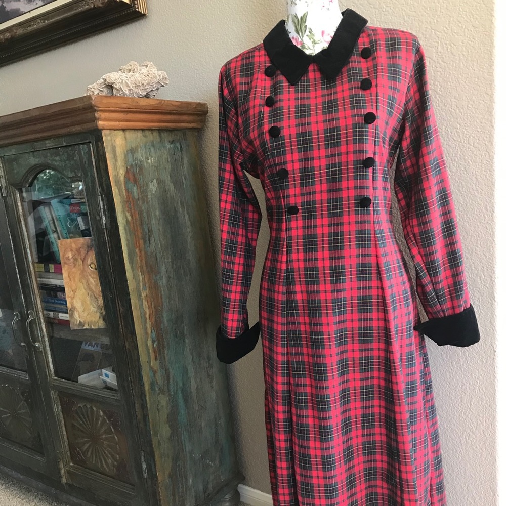 Quaint 90’s Christmas Dress